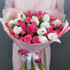 Ласковое воспоминание- букет из белых тюльпанов и кустовых роз